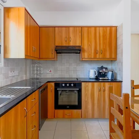 The Twentynine Ground Floor - Two Bedrooms פאראלימני